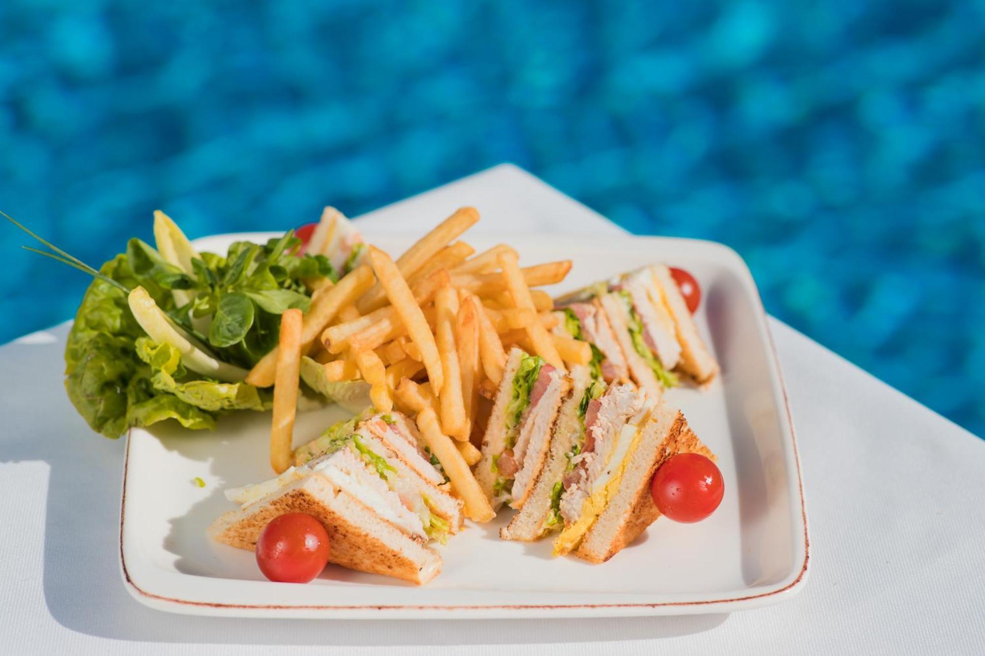 מרקש Grand Mogador Agdal & Spa מראה חיצוני תמונה A club sandwich with chips and salad