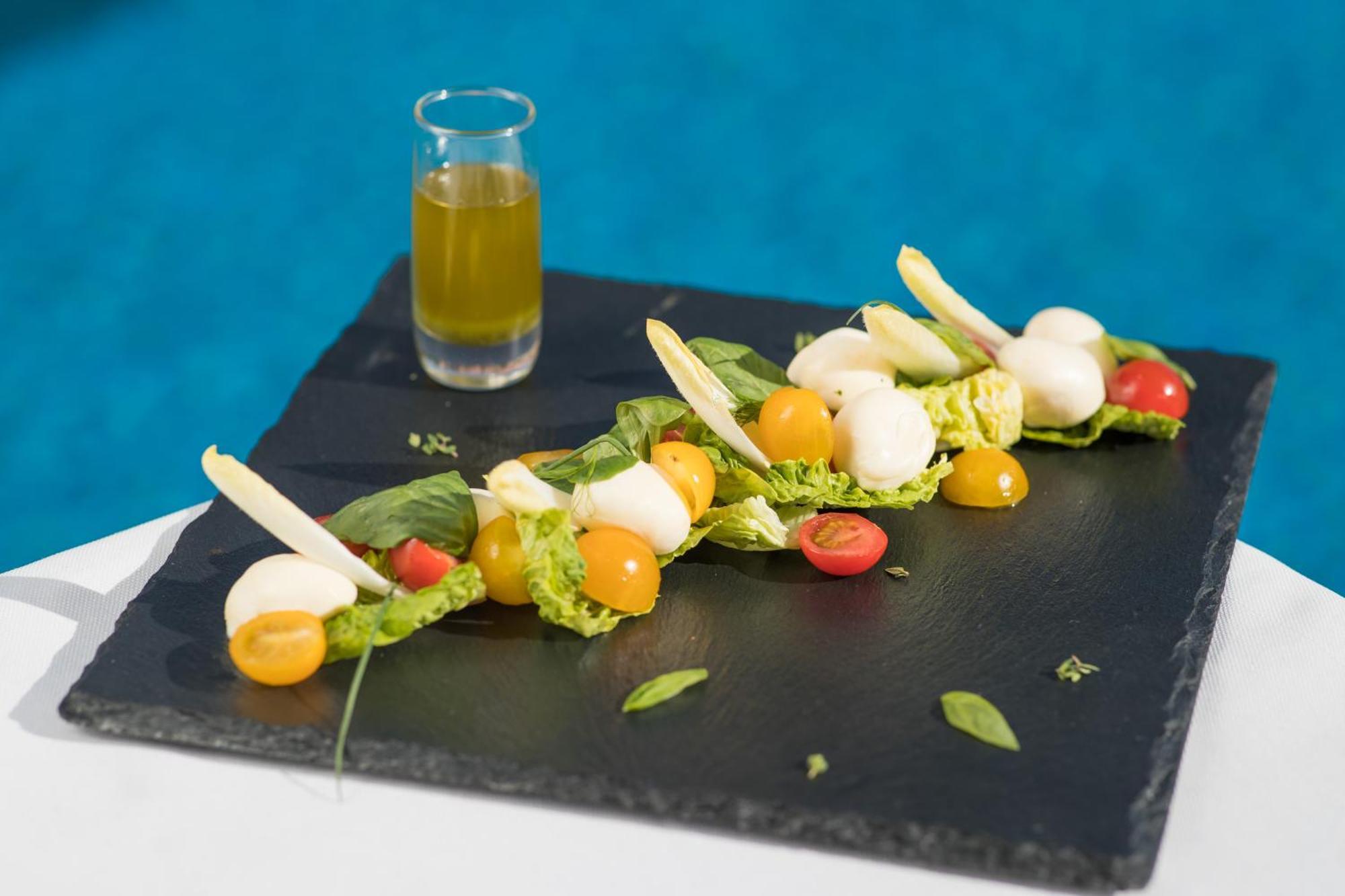 מרקש Grand Mogador Agdal & Spa מראה חיצוני תמונה A salad with mozzarella